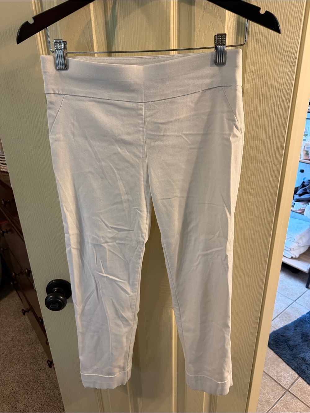White Pull-On Capri Leggings